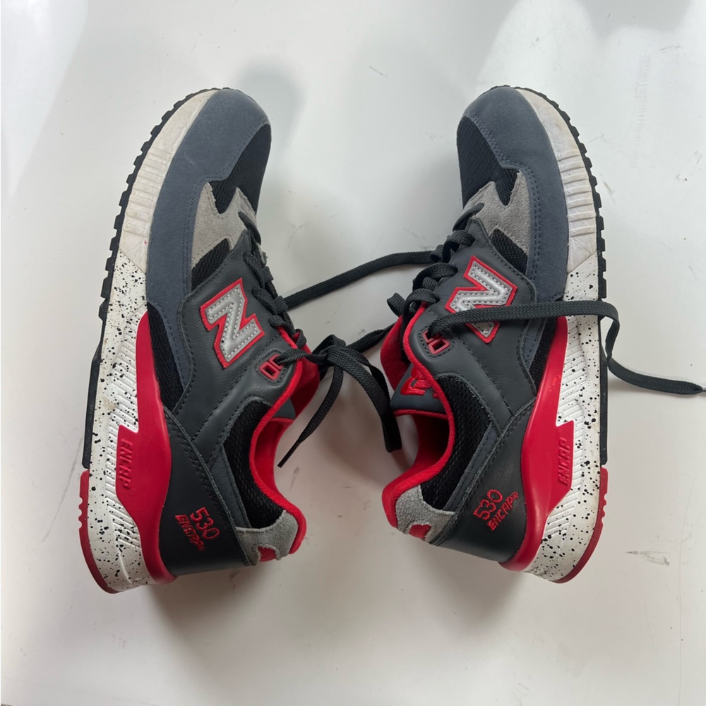 Mens New Balance gray and red shoes US9 m100-8